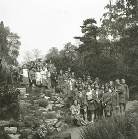 Uczennice na skalniaku w Ogrodzie Botanicznym