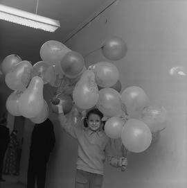 Dziewczynka trzymająca balony