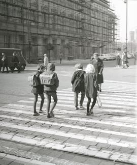 Dzieci na przejściu dla pieszych