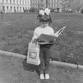 Dziewczynka z torebką Domu Książki