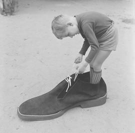 Chłopiec z wielkim butem
