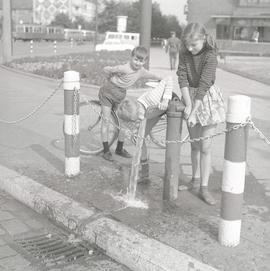 Dzieci przy hydrancie