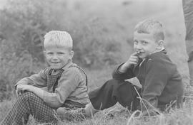 Chłopcy siedzący na trawie