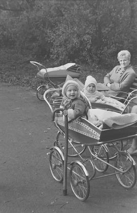 Dzieci z babcią w parku