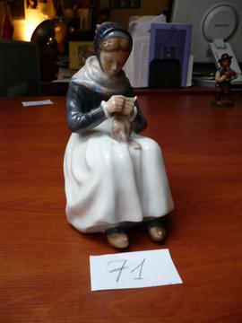 Figurka porcelanowa Siedząca kobieta