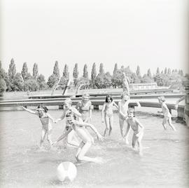 Grupa dzieci na kąpielisku Morskie Oko we Wrocławiu