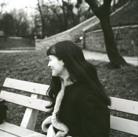 Kobieta siedząca na ławce