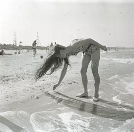 Młoda dziewczyna na plaży w Świnoujściu