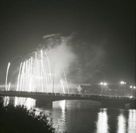 Pokaz sztucznych ogni nad Odrą na zakończenie XVIII Dni Wrocławia