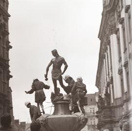 Mycie figury Szermierza na fontannie na pl. Uniwersyteckim we Wrocławiu