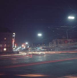 Skrzyżowanie ulicy Generała Karola Świerczewskiego z Świdnicą nocą