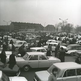 Giełda samochodowa na pl. Kromera we Wrocławiu