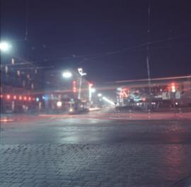 Skrzyżowanie ulicy Generała Karola Świerczewskiego z Świdnicą nocą