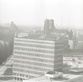 Budynek Wydziału Chemii Uniwersytetu Wrocławskiego i katedra wrocławska